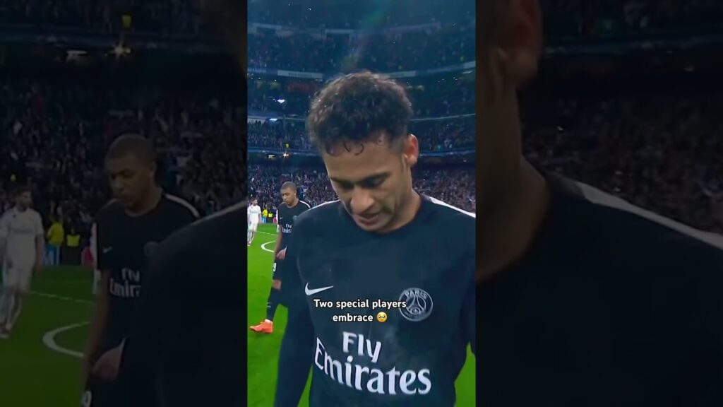 Neymar og Mbappé omfavner hverandre