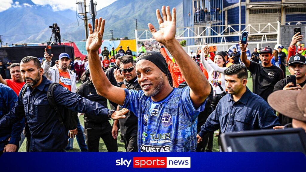 Ronaldinho hilser til fansen