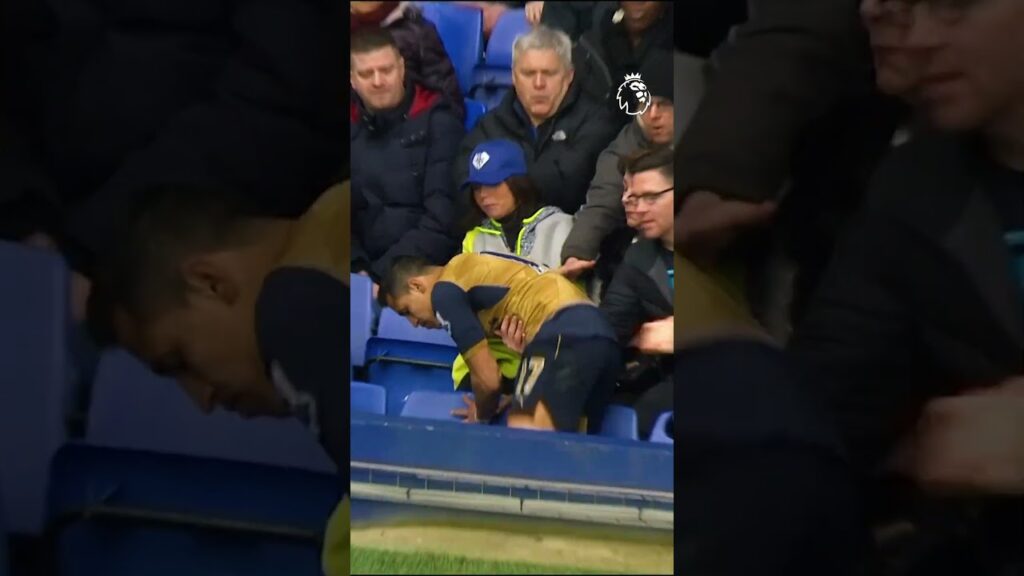 Alexis Sanchez faller ned i tilskuerne