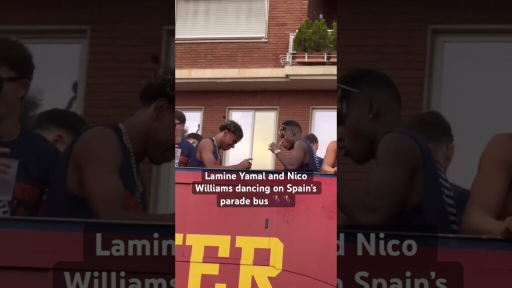 Lamine og Nico danser på paradebussen
