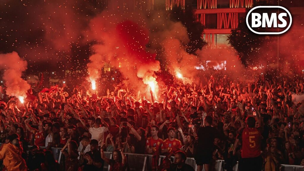 Spania-fansen feirer vilt