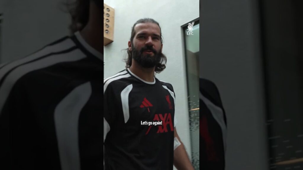 Alisson hilser på fansen