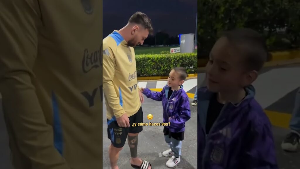 Messi deler et smil med barn