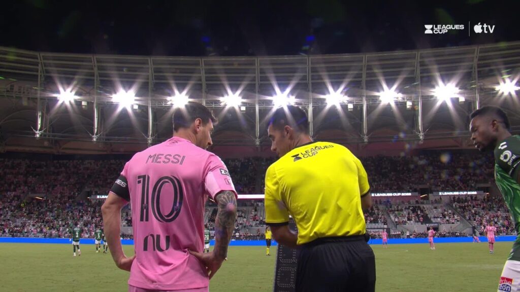 Messi diskuterer med dommeren